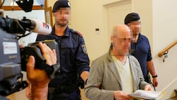 Der Angeklagte wird von Beamten zum Verhandlungssaal gebracht (Bild: Tschepp Markus, Krone KREATIV)