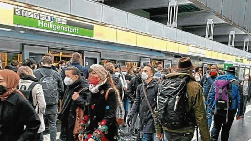 Ein bereits gewohntes Bild: Übervolle U-Bahn-Garnituren wegen Verzögerungen und Ausfällen in den Stoßzeiten. (Bild: privat)