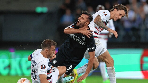 Das schmerzt! Albian Ajeti (M.) hat gegen Midtjylland binnen zwei Jahren im Europacup gleich zweimal den Kürzeren gezogen. (Bild: REUTERS)