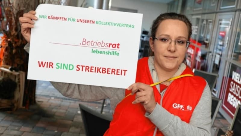 „Von Anerkennung alleine können wir keine Rechnungen zahlen“, sagt Behindertenbetreuerin Silvia Wisiak bei der Betriebsversammlung. (Bild: Christian Jauschowetz)