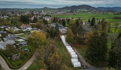 Am 15. Oktober wurden die 17 Zelte auf dem Areal des Lagers in Thalham aufgestellt. Bis 14. November müssen sie laut Bescheid weg sein. (Bild: Wenzel Markus)