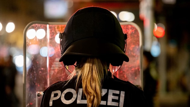 Dass die 127 Randalierer von Linz auch Steine werfen würden, hatte die Polizei nicht erwartet. (Bild: Kerschbaummayr Werner)