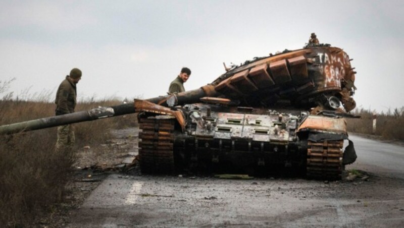 Ein zerstörter russischer Panzer in der Ukraine - hinter jedem zerstörten Kriegsgerät stecken jedoch auch menschliche Schicksale. (Bild: AP/Efrem Lukatsky)