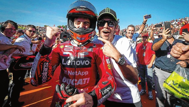 Pecco Bagnaia (li.) hat seinen WM-Sieg mit seinem Mentor Valentino Rossi (re.) gefeiert. (Bild: GEPA pictures/ CCordon Press/ MotoGP.com/ Pool)