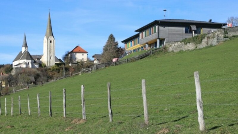 Das Schulhaus befindet sich inmitten der idyllischen Natur (Bild: Rojsek-Wiedergut Uta)