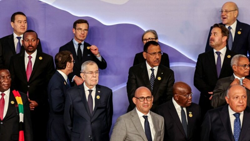 Bundespräsident Alexander Van der Bellen beim Gruppenfoto mit anderen Staats- und Regierungschefs in Scharm el-Scheich (Bild: APA/AFP/AHMAD GHARABLI)