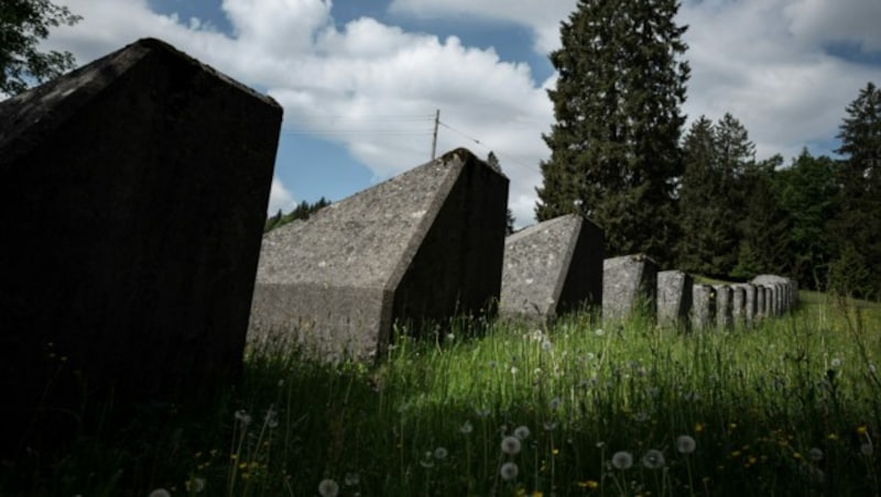 Mit Drachenzähnen (im Bild solche aus dem Zweiten Weltkrieg) will Russland raschen ukrainischen Vorstößen mit Panzern vorbeugen. (Bild: AFP/Fabrice Coffrine)