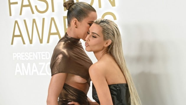 Khloé Kardashian und Kim Kardashian bei den Fashion Awards des Council of Fashion Designers of America (Bild: APA/AFP/Andrea RENAULT)
