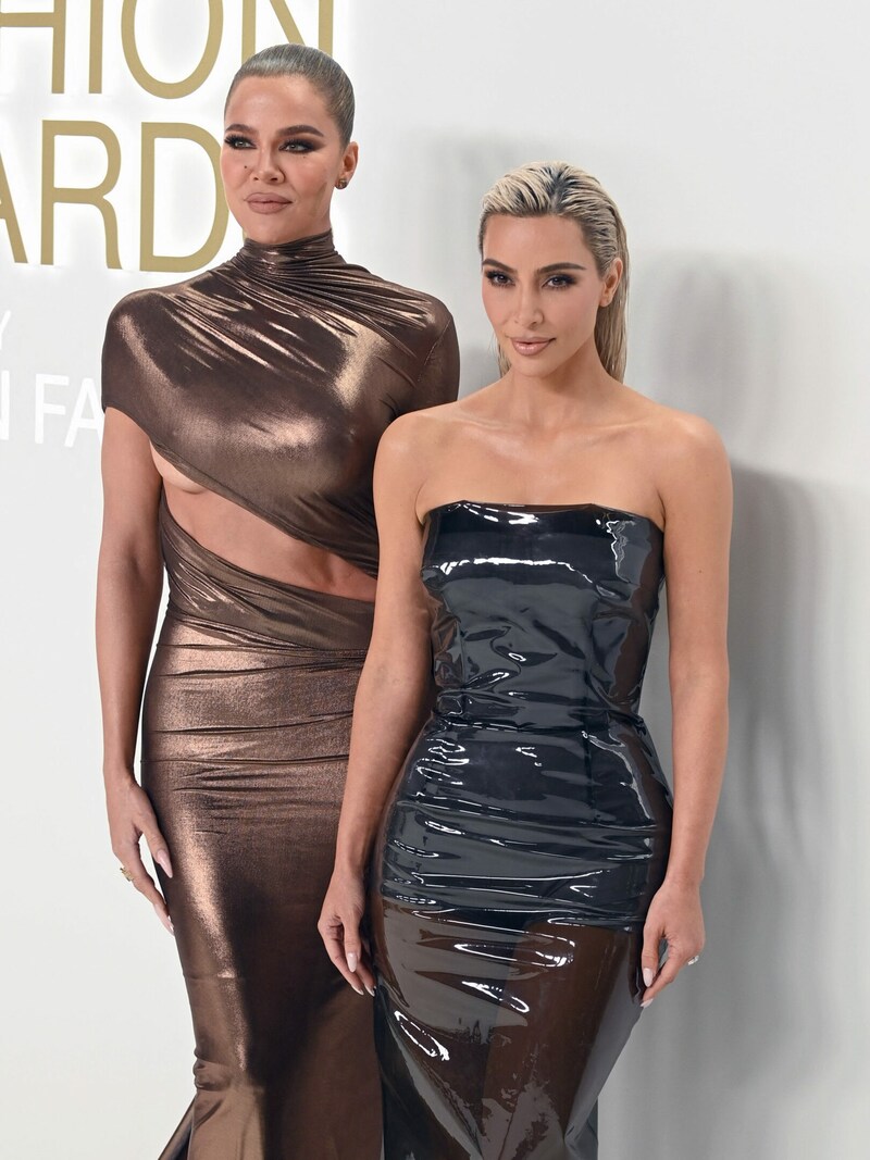 Khloé Kardashian und Kim Kardashian (Bild: APA/AFP/Andrea RENAULT)