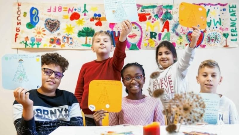 Kinder im Lerncafé Linz Bürgerstraße zeigen ihre Wunschbriefe. (Bild: Horst Einöder/Flashpictures)