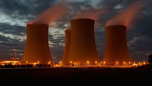 The beautiful light mood is deceptive: the nuclear power plant in Temelín is prone to faults, and there have already been four incidents this year. (Bild: Nadezda Murmakova/stock.adobe.com)