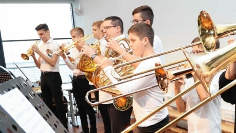 Mitgestaltet wurde der Jubiläumsfestakt vom Schulorchester. Zum runden Geburtstag texteten und komponierten die Schüler auch einen eigenen „Happy Birthday“-Song mit Video. Auch ein eigener Schulfilm wurde gestaltet. (Bild: Judt Reinhard)