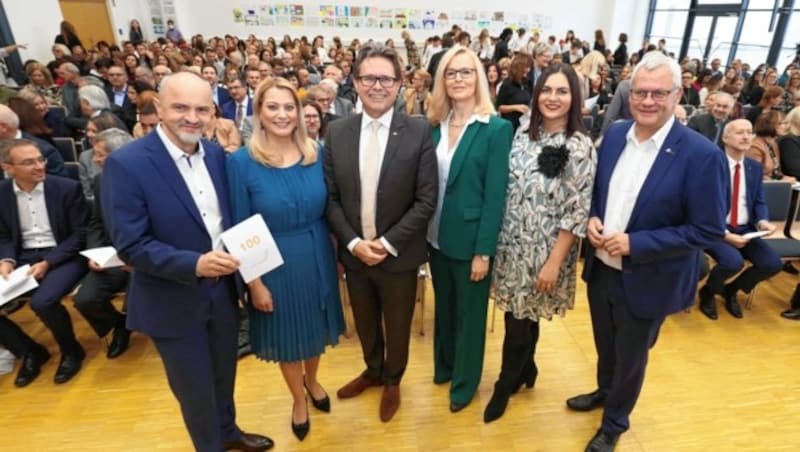 Schuldirektorin Karin Rojacz-Pichler freute sich über das zahlreiche Erscheinen von prominenten Gratulanten - darunter Bildungsminister Martin Polaschek, Bildungslandesrätin Daniela Winkler, Vizelandeshauptfrau Astrid Eisenkopf, Bildungsdirektor Heinz Josef Zitz und Bürgermeister Thomas Steiner. (Bild: Judt Reinhard)