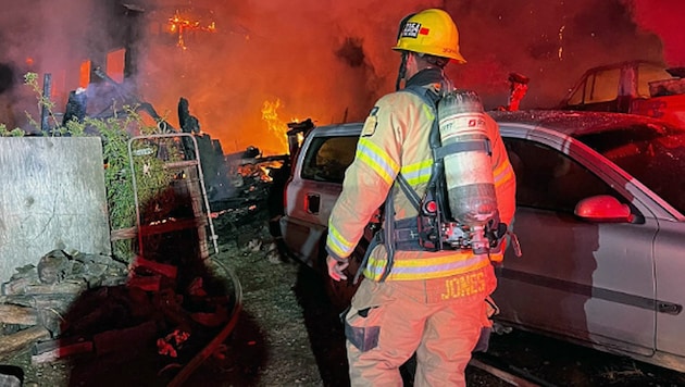 Stundenlang kämpften die Einsatzkräfte gegen die Flammen. (Bild: twitter.com/CALFIRENEU)