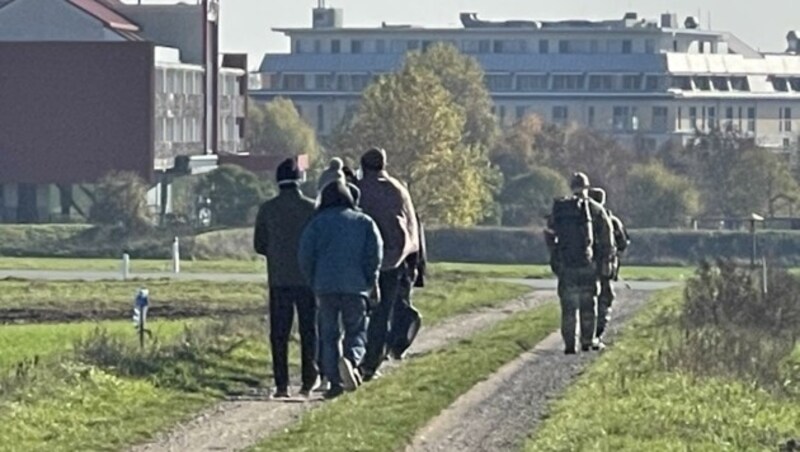 Beim Wendemanöver außerhalb von Lutzmannsburg blieb ein Kastenwagen mit befristeten deutschen Kennzeichen stecken. Der Schlepper war mit 19 Migranten unterwegs. (Bild: Schulter Christian)