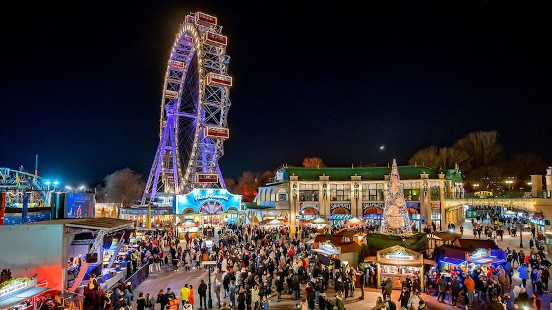 Das Wintermarktdorf verbindet Souvenir- und Geschenkläden sowie 29 Gastronomiestände. (Bild: (c) Julius Silver)