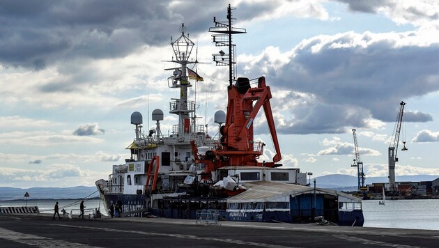 Die Humanity 1 im Hafen von Catania (Bild: ASSOCIATED PRESS)