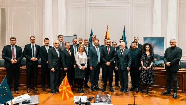 In Skopje traf die Delegation mit Sagartz auf den Vize-Premier und dessen wirtschaftlichen Beraterstab sowie Österreichs Botschafter. (Bild: ÖVP-Büro)