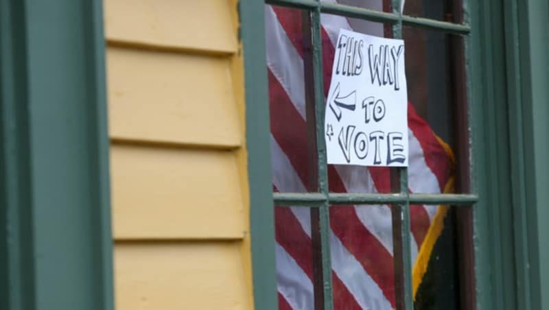 Bereits in der Früh bilden sich vor den Wahllokalen lange Schlangen. (Bild: ASSOCIATED PRESS)