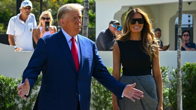 Trump und die ehemalige First Lady Melania Trump sprechen zu den Medien, während sie ein Wahllokal nach der Stimmabgabe bei den US-Zwischenwahlen im Morton and Barbara Mandel Recreation Center in Palm Beach verlassen. (Bild: APA/AFP/Eva Marie UZCATEGUI)