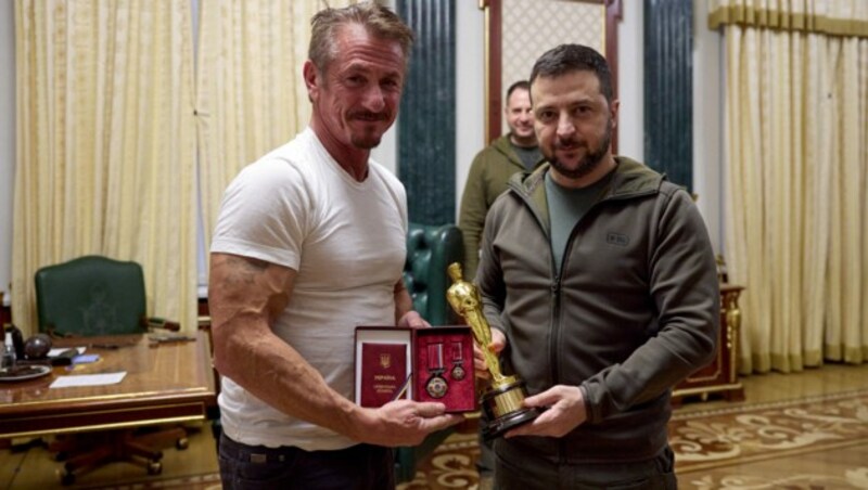 Der US-Schauspieler Sean Penn überreicht dem ukrainischen Präsidenten Wolodymyr Selenskyj einen Oscar. (Bild: APA/AFP/UKRAINIAN PRESIDENTIAL PRESS SERVICE/STR)