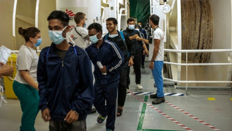 Nach 40 Stunden ohne Essen, verlassen die Männer im Hafen von Sizilien die Rettungsschiffe. (Bild: ASSOCIATED PRESS)