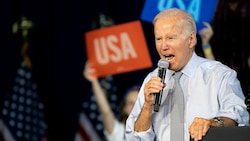 Joe Bidens Demokraten schlagen sich besser, als es in Prognosen erwartet worden ist. (Bild: APA/Getty Images via AFP/GETTY IMAGES/Nathan Howard)