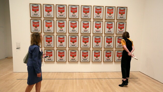 Andy Warhols „Campbell‘s Soup Cans“ in San Francisco 2019. Bei den aktuell in Australien ausgestellten Exemplaren kam es zu einem Vorfall mit Klimaschützern. (Bild: AP)