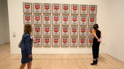 Andy Warhols „Campbell‘s Soup Cans“ in San Francisco 2019. Bei den aktuell in Australien ausgestellten Exemplaren kam es zu einem Vorfall mit Klimaschützern. (Bild: AP)