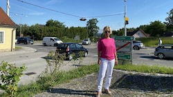 Vor der Kreuzung B37-B38 in Rastenfeld steht Kinderärztin Birgit Aigner. Viele Kindergarten- und Schulkinder müssten diese Straße queren, wenn sie nicht die Eltern fahren würden. (Bild: Privat)
