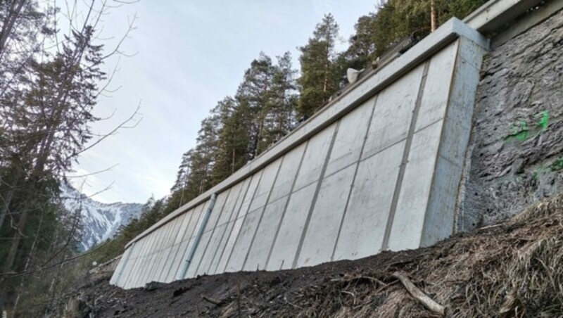 Die schadhafte Stützmauer wurde gesichert und eine 40 Meter lange, 4,5 Meter hohe und 45 Zentimeter dicke Stahlbetonwand vorgesetzt. (Bild: Land Tirol/BBA Imst)