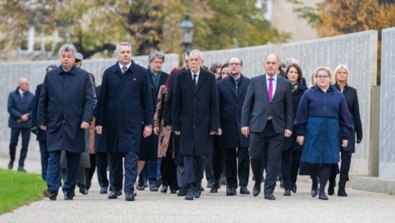 Im Bild vorne v.l.n.r.: Vizekanzler Werner Kogler, Bundeskanzler Karl Nehammer, Bundespräsident Alexander Van der Bellen, Nationalratspräsident Wolfgang Sobotka und Bundesratspräsidentin Korinna Schumann (Bild: APA/GEORG HOCHMUTH)