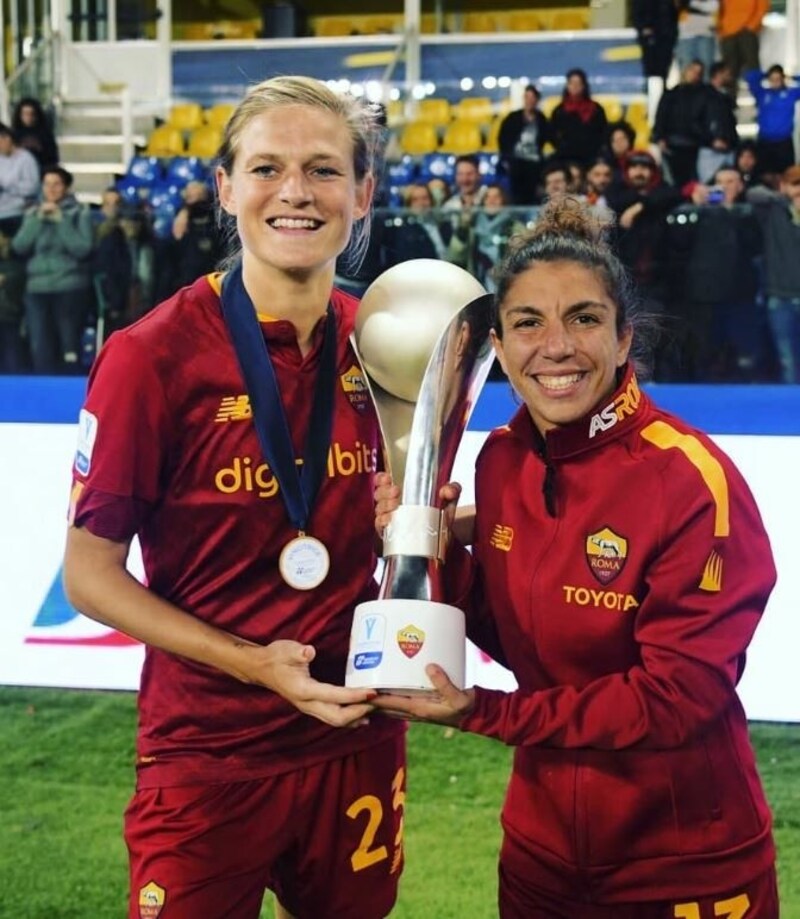 Carina Wenninger und Roma-Mitspielerin Elisa Bartoli und dem Supercup-Pokal (Bild: Zur Verfügung gestellt)