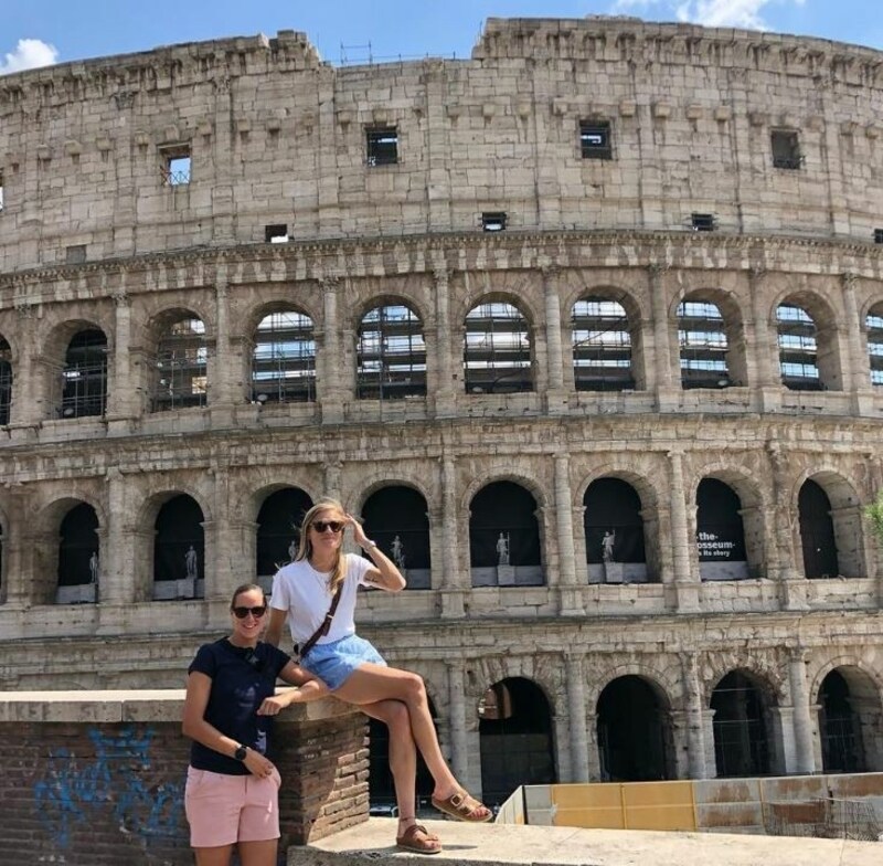 Carina Wenninger vor dem Colosseum (Bild: Zur Verfügung gestellt)