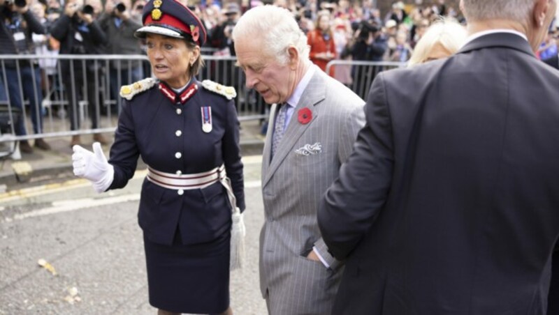 König Charles wird weggebracht, nachdem Eier auf ihn geflogen sind, links neben der Polizistin zu sehen. (Bild: James Glossop / PA / picturedesk.com)