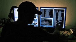 Hacker-Angriffe oder Internetbetrug fordert auch die steirische Exekutive. (Bild: jfhp - stock.adobe.com)