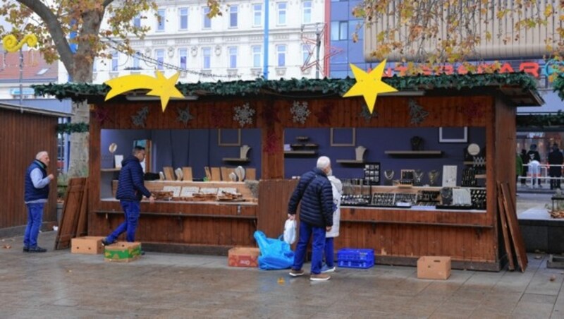 Am Christkindlmarkt in Floridsdorf liefen die Vorbereitungen auf Hochtouren. (Bild: Tomschi Peter)