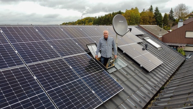 The future of energy has also begun for Hans Peter Rumpold from Lenzing with the help of Hallo Sonne, the Krone's eco-campaign. (Bild: © Harald Dostal / 2022)