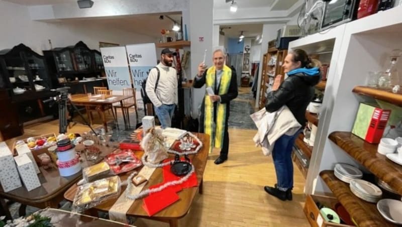 Generalvikar Michael Wüger bei der Segnung des neuen Caritas-Standorts in Oberwart. (Bild: Christian Schulter)