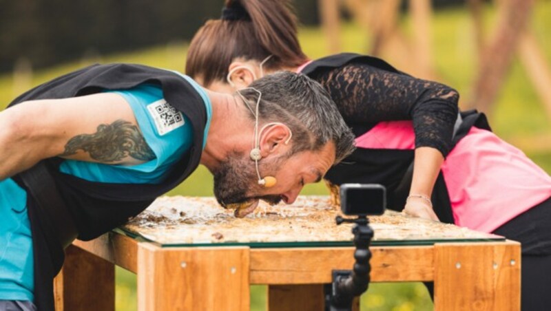 Senad und Bambi bei der Challenge „Geh leck“, nach der sie das Forsthaus verlassen müssen. (Bild: Bernhard Eder)