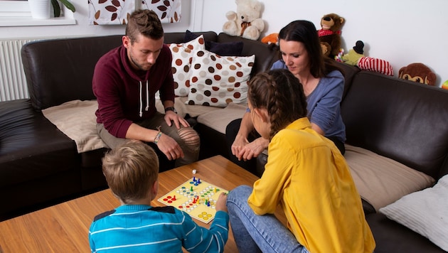 Eltern (Symbolbild) bekommen im Kinderdorf Hilfe (Bild: Bernhard Kasberger)