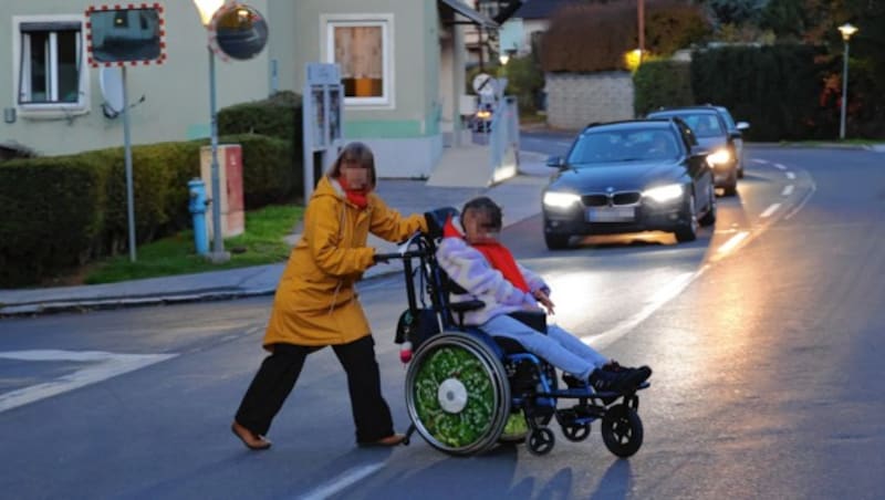 Sowohl mit Rollstuhl als auch mit Kinderwagen: Der schmale Gehsteig und die kaum einsehbare Kurve macht das Überqueren der Grazerstraße besonders schwierig. (Bild: Christian Jauschowetz)