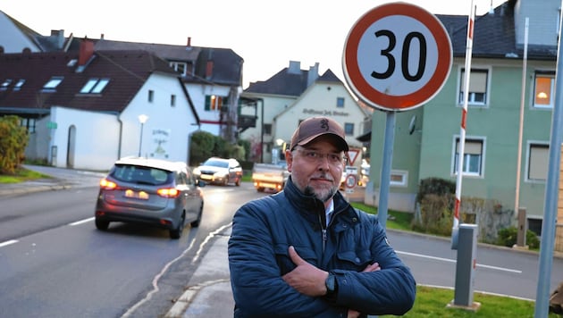 Bewohner Michael Wagner sorgt sich ob der Raser um die Kinder im Ort. (Bild: Christian Jauschowetz)