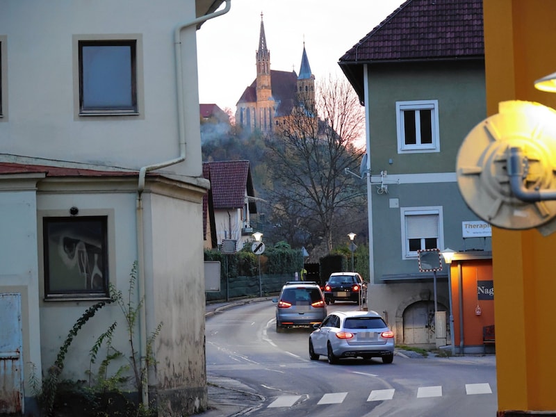 Für Fußgänger gefährlich: Gehwege in der Grazerstraße sind eng und unübersichtlich. (Bild: Christian Jauschowetz, Krone KREATIV)