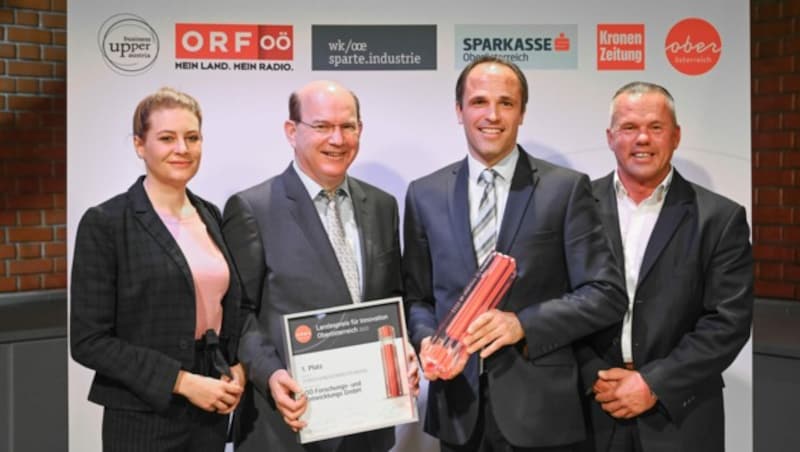 Johann Kastner, Julian Weghuber (beide FH OÖ) und Projektpartner Marcus Iken (v. l.) räumten Platz eins im Forschungsbereich ab. Das freute auch „OÖ-Krone“-Chefredakteurin Alexandra Halouska. (Bild: Markus Wenzel)