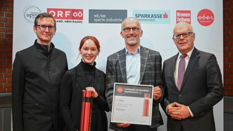 Klaus und Marlena Grübl hatten nicht mit dem Preis für den „ForgTin“ gerechnet, verrieten sie dem Jury-Leiter Christopher Lindinger (l.) und Herbert Auer (r.) von der Sparkasse OÖ. (Bild: Markus Wenzel)