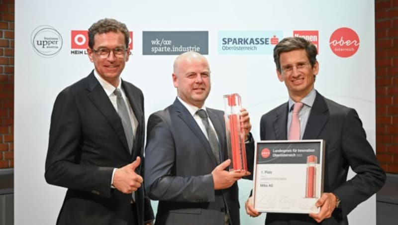 Miba-Chef F. Peter Mitterbauer (r.) und Gerhard Stempfer (M.) holten mit dem Powerfuse und Powercloser den Sieg. Stephan Kubinger (Sparte Industrie der WK OÖ) gratulierte. (Bild: Markus Wenzel)