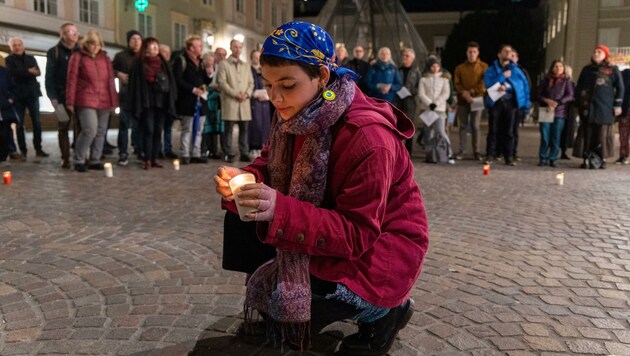 Mit Kerzen und Liedern machten Jung und Alt auf Antisemitismus und Ausgrenzung aufmerksam. (Bild: Berger Susi)