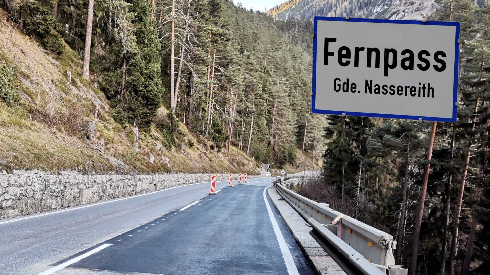 Die B179 Fernpassstraße ist ab Mittwochabend im Bereich der Haarnadelkurve im Gemeindegebiet von Nassereith wieder ungehindert zweispurig befahrbar. (Bild: Land Tirol/BBA Imst, Krone KREATIV)
