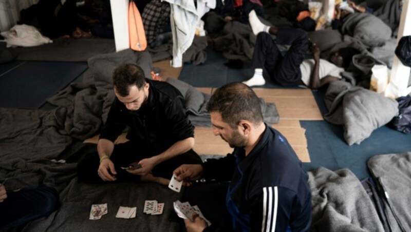 Flüchtlinge an Bord des NGO-Schiffes „Ocean Viking“ (Bild: AP/Vincenzo Circosta)